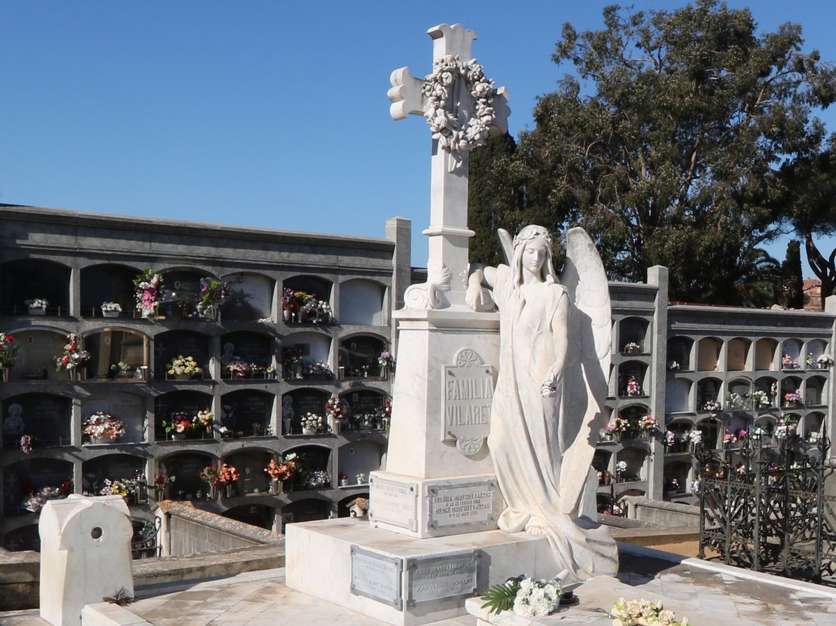 The Mausoleum of the Vilaret Family, sculpture by Josep Campeny i Santamaria